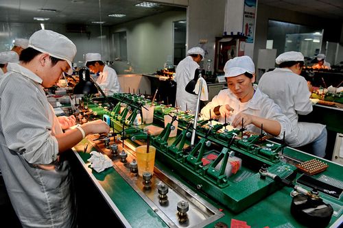 7月27日,位于莆田的一家光电产品公司的工人在生产线上劳作.